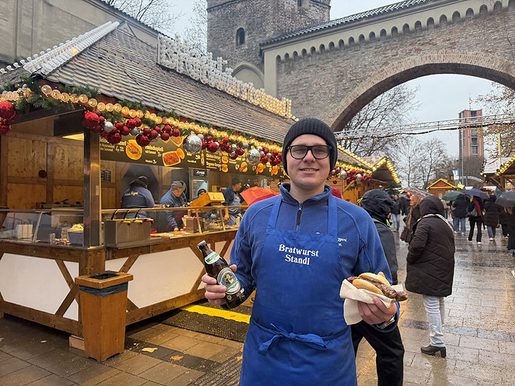 Otto Heckl jr. vor seinem Bratwuststandl auf dem Christkindlmarkt am Sendlinger Tor (©Foto: Martin Schmitz) 